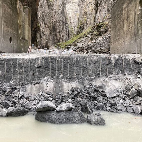 Prikaz BETONAMIT® 20 kg pre i posle primene u betonu